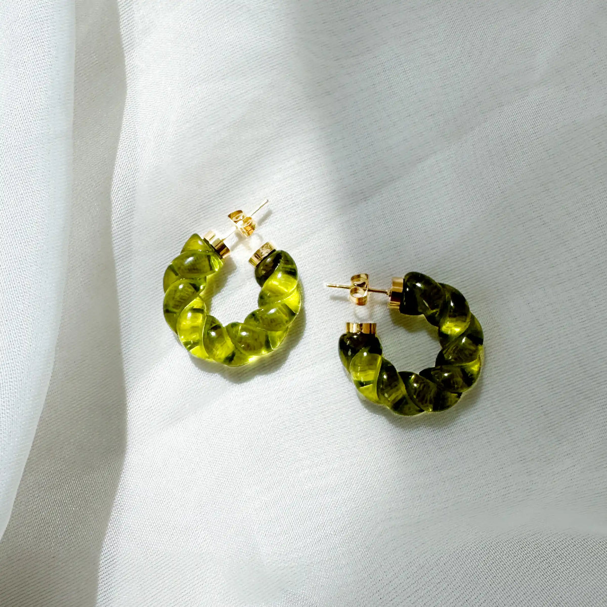 MATILDA Creolen – Verspieltes Twist-Design in Acetat