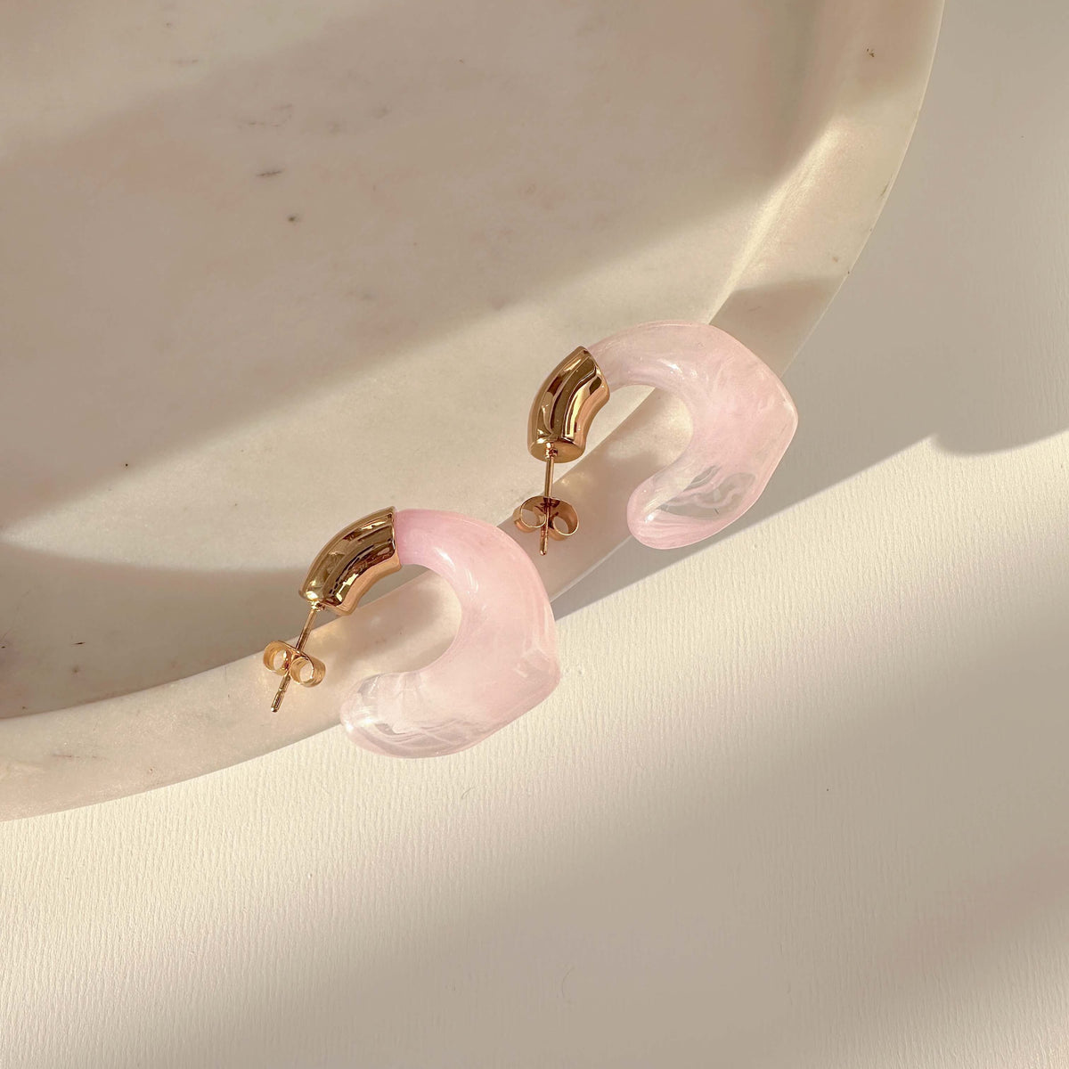 KATELYN Creolen – Acetat in Rosé mit Goldakzent